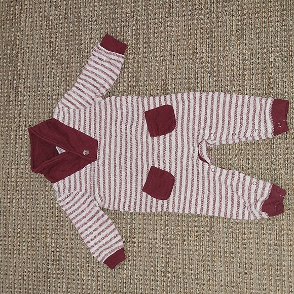 Cat & Jack size 6-9 months long sleeve button at bottom onsie gray/ maroon - Picture 1 of 5